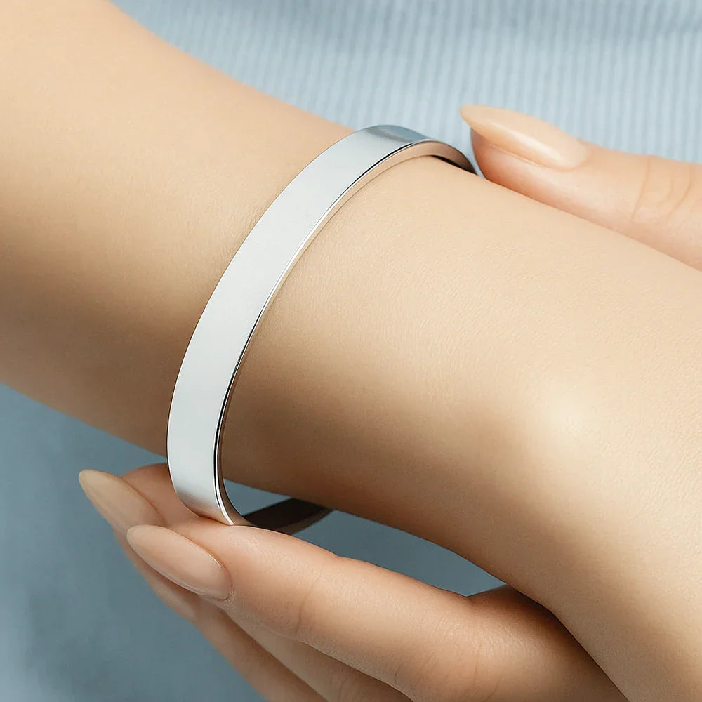 Gift For Mother,Mom - Daughters (Adult),Mom - Daughters (Young),Gift For Daughter,Gift For Women,Gift For Couples,Love - The Love Between A Mother And Daughter - Personalized Bangle Bracelet Cuff